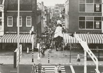 862653 Gezicht in de Willemstraat in Wijk C te Utrecht, vanuit muziekcentrum Vredenburg naar het noorden. In de straat ...